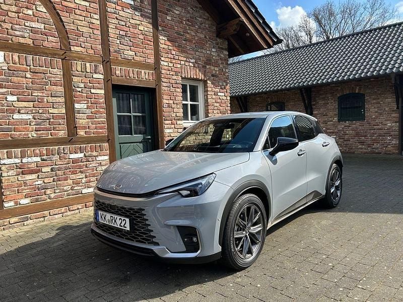 Grau Gebraucht 2024 Lexus LBX E-FOUR SUV | 34.900 € (Superpreis) - Bild 1/4