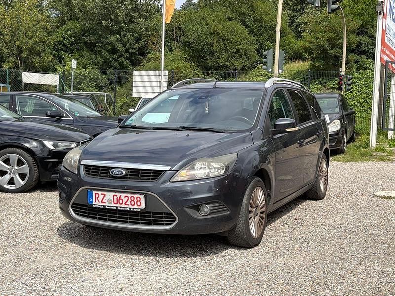 Grau Gebraucht 2010 Ford Focus Titanium Limousine | 1.999 € - Bild 1/4