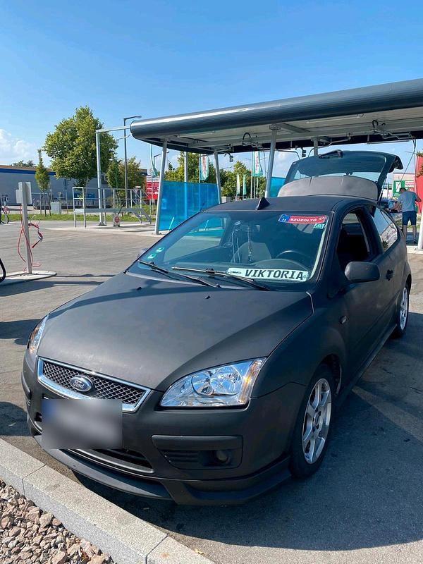 Schwarz Gebraucht 2004 Ford Focus Kleinwagen | 850 € (Guter Preis) - Bild 1/4