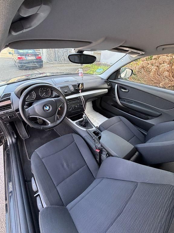 Gebraucht BMW 116 122 PS (89 kW) 2009 Schwarz Kleinwagen