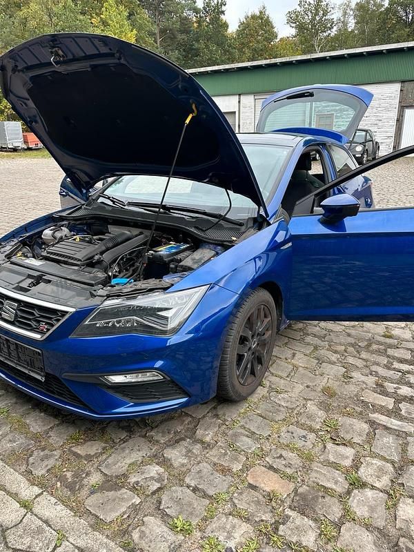 Blau Gebraucht 2017 Seat Leon FR Kleinwagen | 16.499 € (Teuer) - Bild 1/4