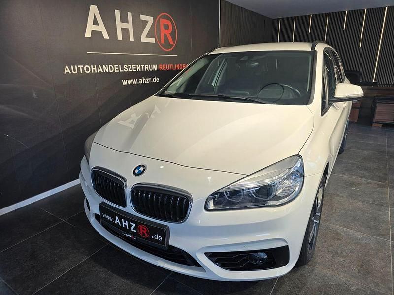 Weiß Gebraucht 2017 BMW 220 Sport Line Kombi | 12.990 € (Guter Preis) - Bild 1/4
