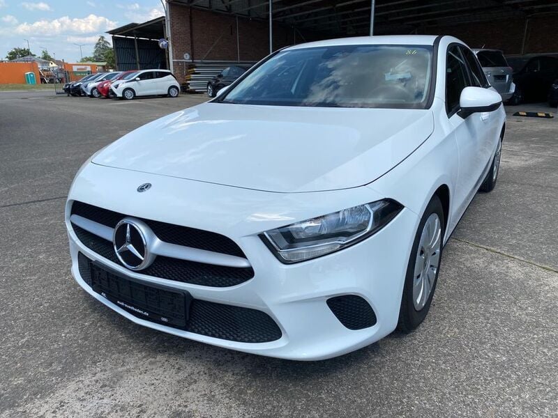 Polarweiss unilack Gebraucht 2020 Mercedes A160 Limousine | 13.399 € (Etwas zu teuer) - Bild 1/4