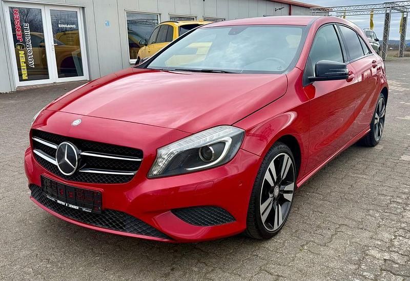 Gebraucht Mercedes A200 156 PS (114 kW) 2012 Rot Limousine
