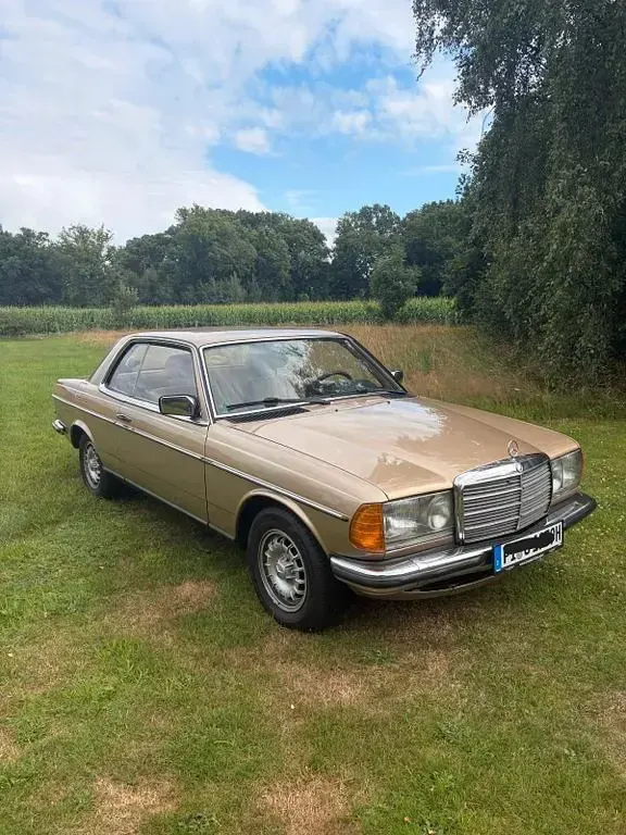 Gebraucht Mercedes 230 136 PS (100 kW) 1983 Gold Coupé
