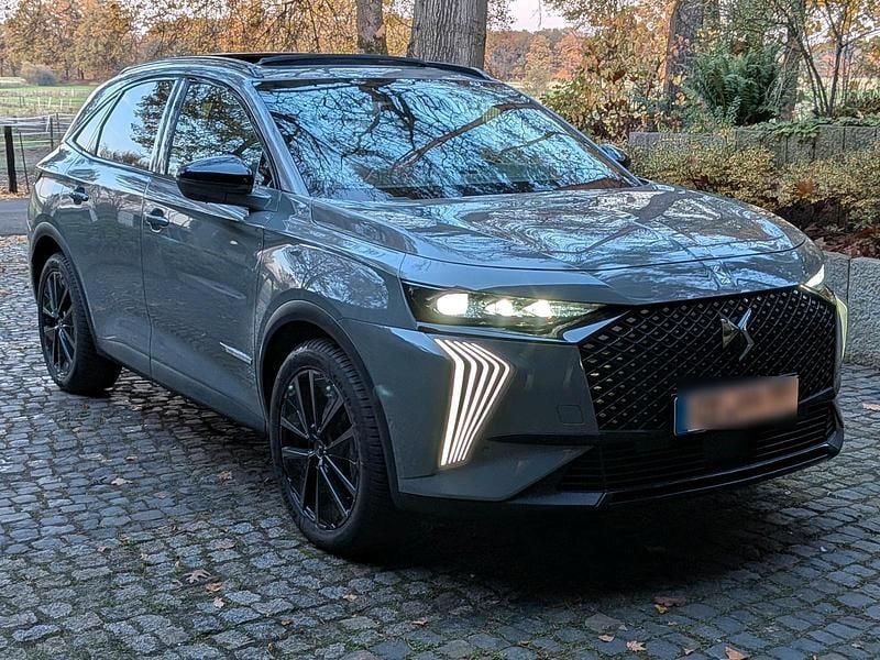 Grau Gebraucht 2023 DS Automobiles DS7 Crossback SUV | 25.400 € (Fairer Preis) - Bild 1/4