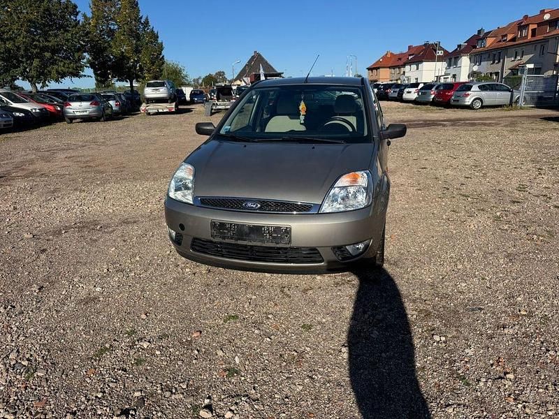 Grau Gebraucht 2003 Ford Fiesta Ghia Kleinwagen | 1.999 € (Guter Preis) - Bild 1/4