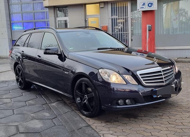 Blau Gebraucht 2010 Mercedes E220 Kombi | 5.550 € (Superpreis) - Bild 1/4