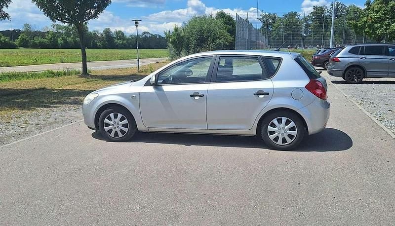 Grau Gebraucht 2009 Kia Ceed Sportswagon Kombi | 2.550 € (Guter Preis) - Bild 1/4