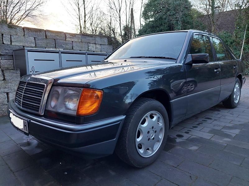 Gebraucht Mercedes E230 136 PS (100 kW) 1992 Schwarz Limousine