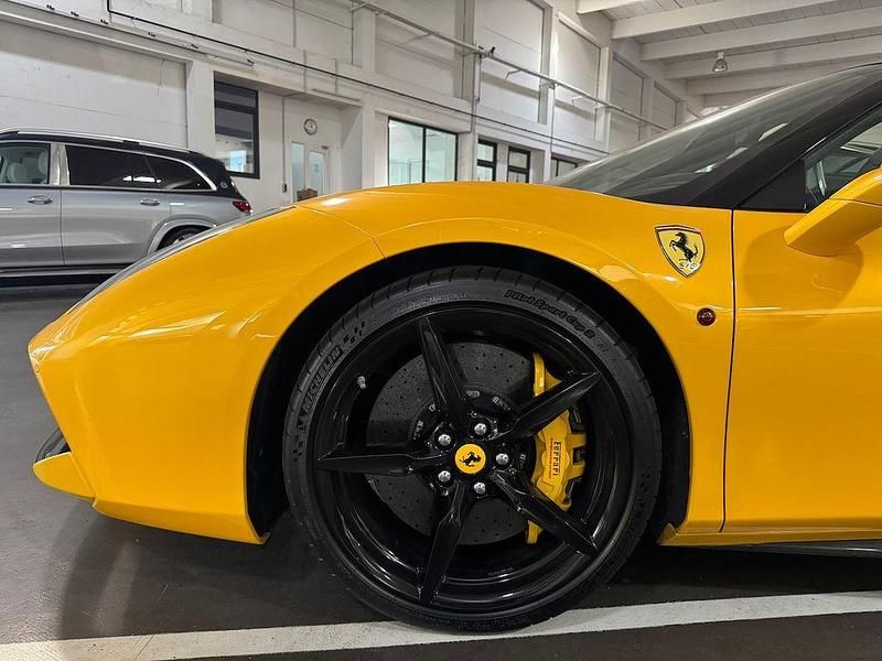 Second-hand Ferrari 488 670 CP (492 kW) 2017 Galben Cabrio