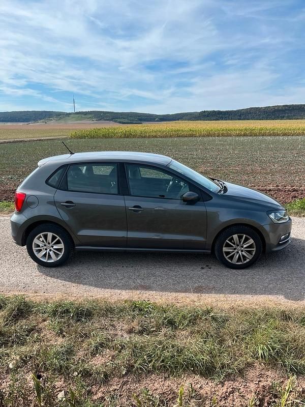 Grau Gebraucht 2015 VW Polo Comfortline Kleinwagen | 5.500 € (Guter Preis) - Bild 1/4