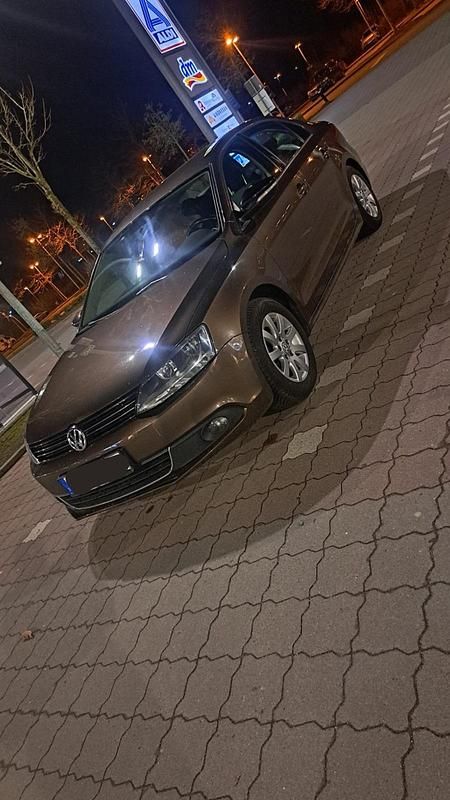 Gebraucht VW Jetta 140 PS (102 kW) 2011 Braun Limousine