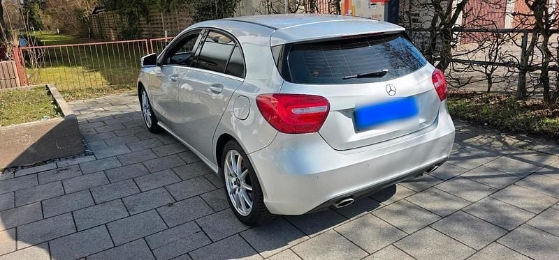 Gebraucht Mercedes A180 122 PS (89 kW) 2015 Silber Limousine