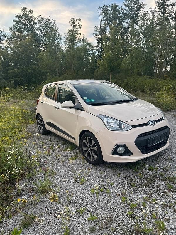 Beige Gebraucht 2014 Hyundai i10 Kleinwagen | 5.999 € - Bild 1/3