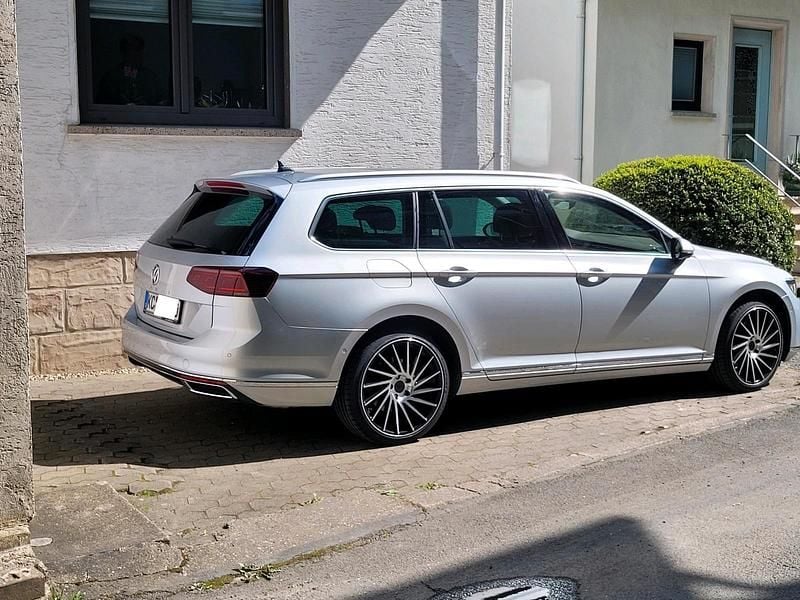 Silber Gebraucht 2019 VW Passat Kombi | 24.000 € (Fairer Preis) - Bild 1/4