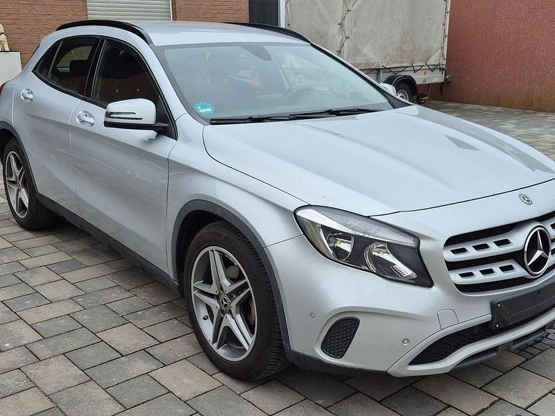 Gebraucht Mercedes GLA180 122 PS (89 kW) 2019 Silber SUV