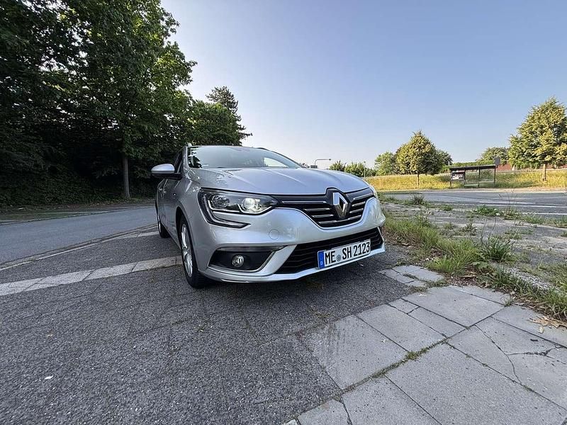 Silber Gebraucht 2017 Renault Mégane GrandTour Intens Kombi | 10.000 € (Guter Preis) - Bild 1/4