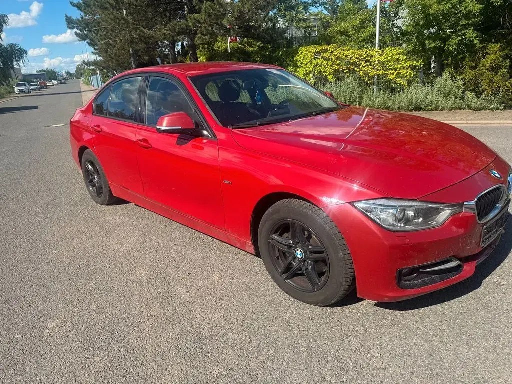 Gebraucht BMW 320 Efficient Dynamics 163 PS (119 kW) 2012 Rot Limousine