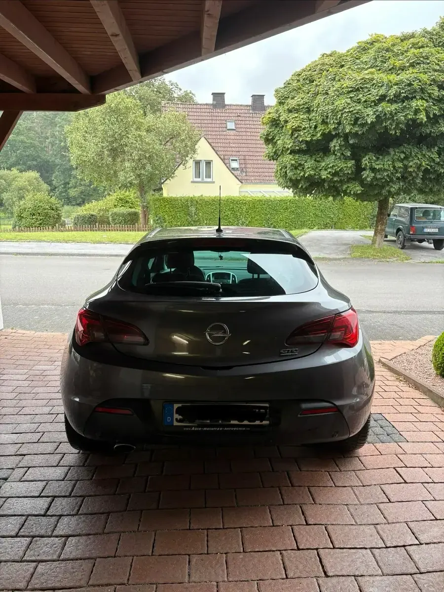 Gebraucht Opel Astra GTC 140 PS (102 kW) 2012 Grau Coupé