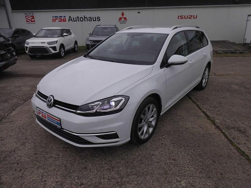Weiß Gebraucht 2017 VW Golf VII Comfortline Kombi | 16.400 € (Etwas zu teuer) - Bild 1/4