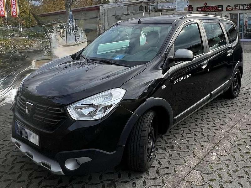 Schwarz Gebraucht 2021 Dacia Lodgy Van / Kleinbus | 13.850 € (Fairer Preis) - Bild 1/4