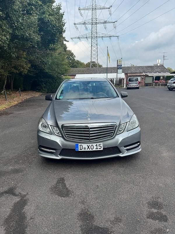 Silber Gebraucht 2011 Mercedes E500 Limousine | 16.350 € (Fairer Preis) - Bild 1/4