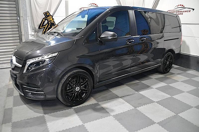 Grau Gebraucht 2020 Mercedes V300 AMG line Van / Kleinbus | 34.999 € - Bild 1/4
