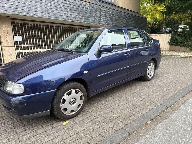 Blau Gebraucht 2001 VW Polo Classicline Limousine | 1.300 € (Fairer Preis) - Bild 1/4