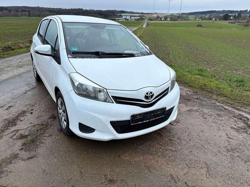 Weiß Gebraucht 2014 Toyota Yaris Limousine | 4.950 € (Fairer Preis) - Bild 1/4