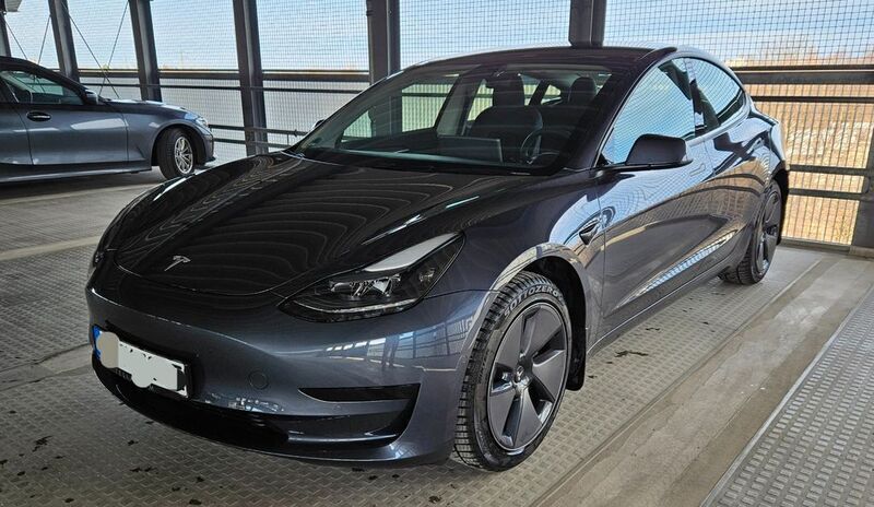 Grau Gebraucht 2022 Tesla Model 3 Limousine | 30.500 € (Fairer Preis) - Bild 1/4