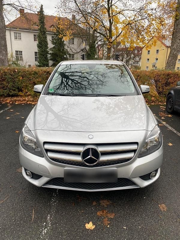 Używany Mercedes B200 156 KM (114 kW) 2012 Srebrny Minivan