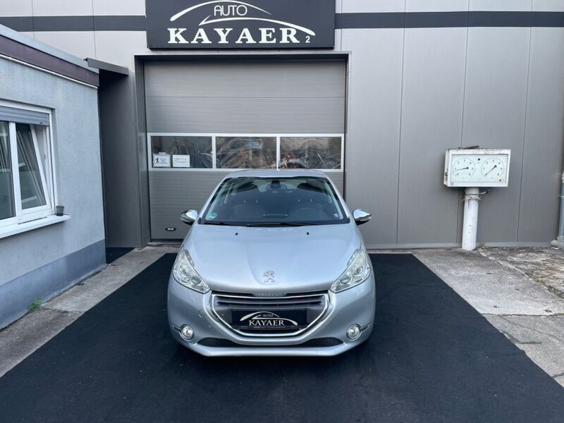 Grau Gebraucht 2012 Peugeot 208 Allure Kleinwagen | 6.400 € (Etwas zu teuer) - Bild 1/4