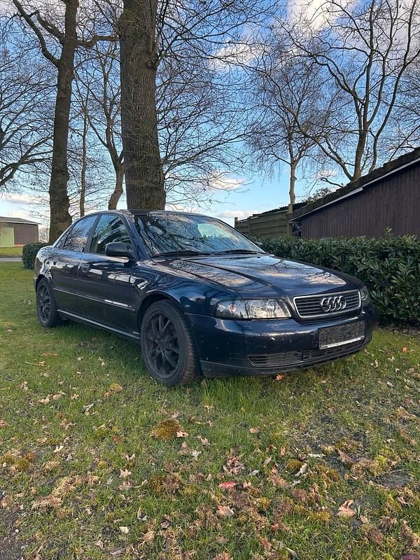 Używany Audi A4 101 KM (74 kW) 1996 Niebieski Sedan/Limuzyna
