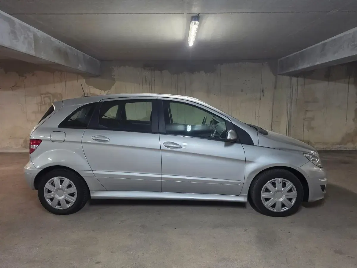 Gebraucht Mercedes B180 109 PS (80 kW) 2011 Silber Kleinwagen