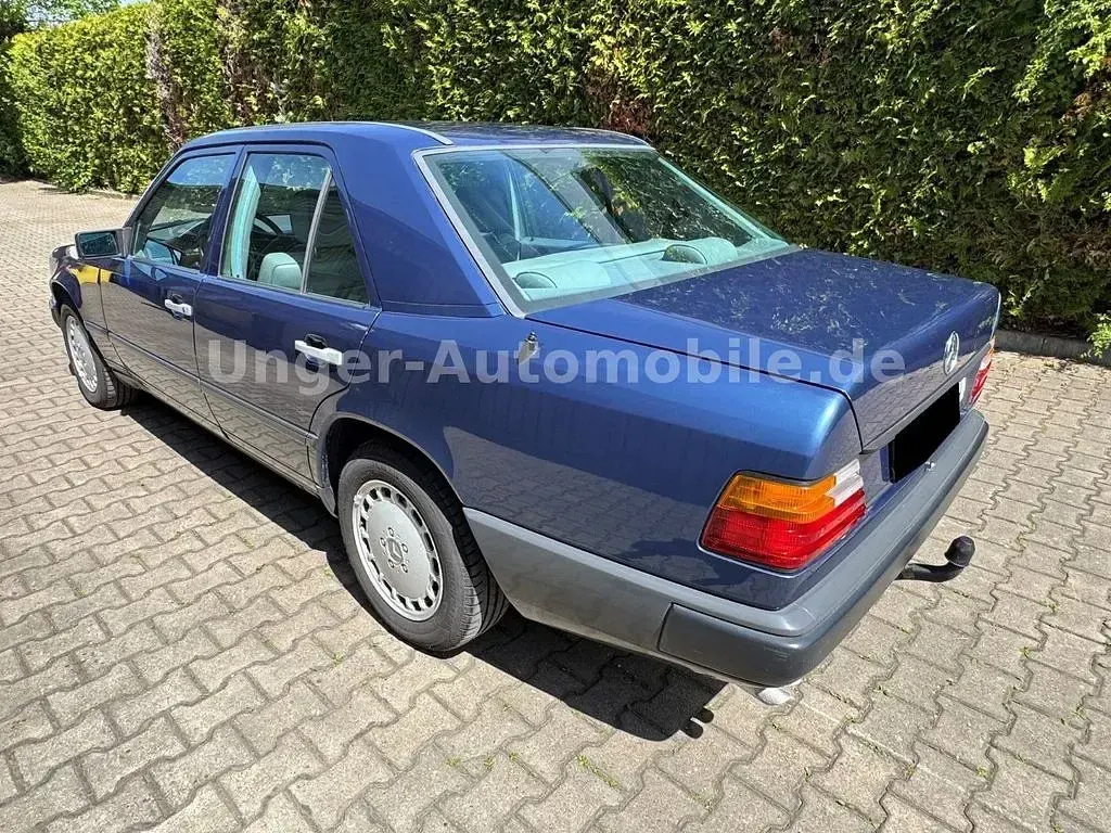 Gebraucht Mercedes E300 188 PS (138 kW) 1986 Blau Limousine
