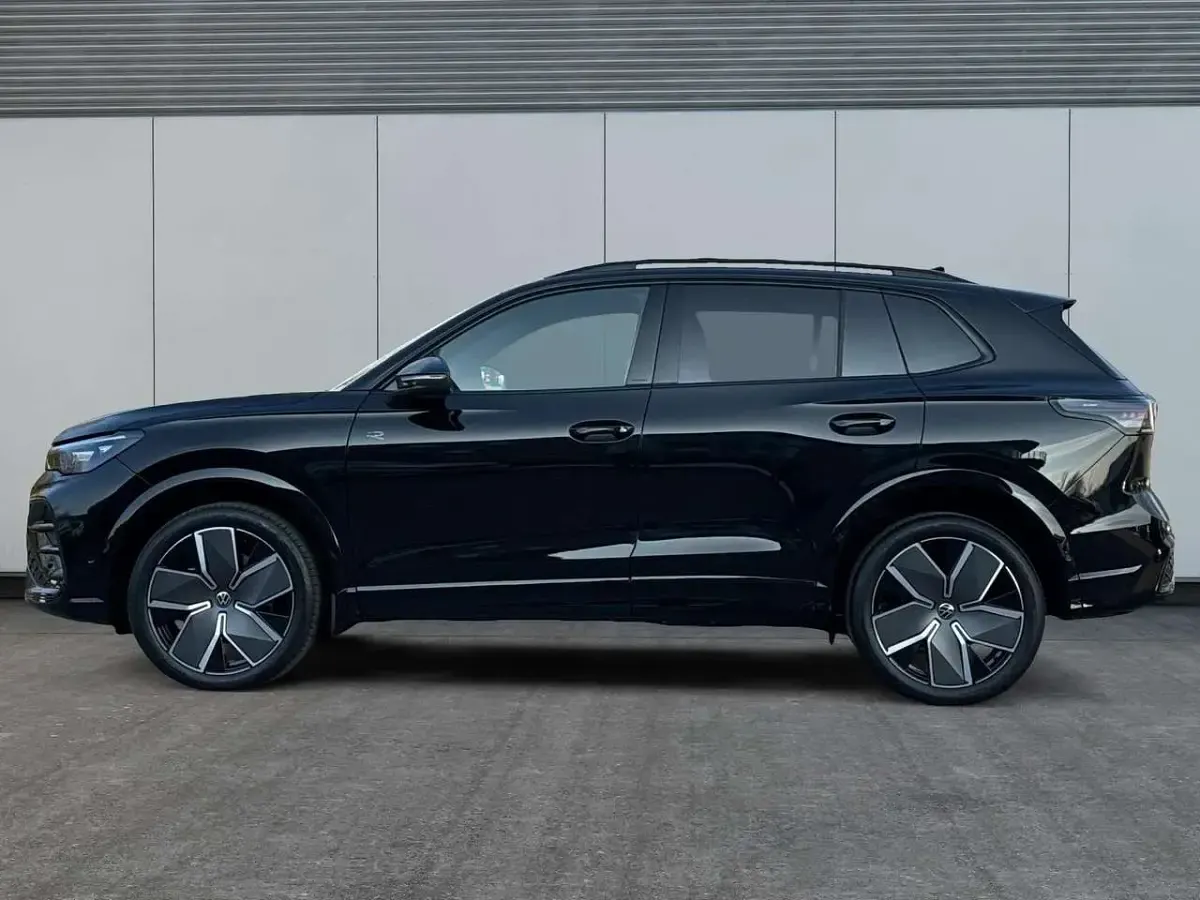 Neu VW Tiguan R-line Edition 193 PS (141 kW) 2025 Grenadillschwarz metallic SUV