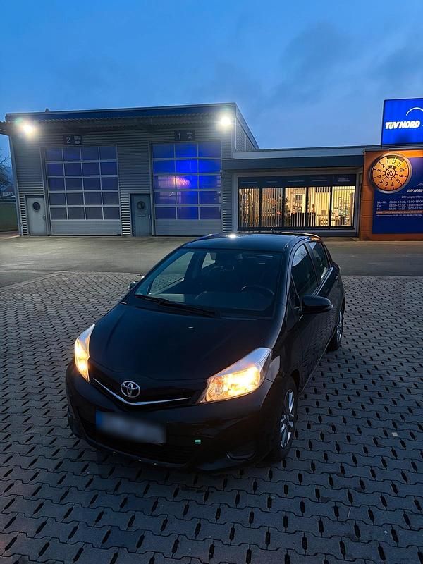 Gebraucht Toyota Yaris 69 PS (50 kW) 2013 Schwarz Kleinwagen