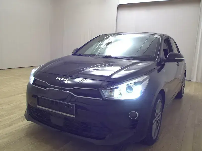 Używany Kia Rio 120 KM (88 kW) 2023 Czarny Sedan/Limuzyna