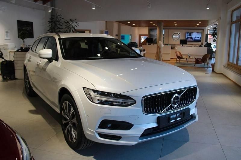 Neu Volvo V90 CC Plus 250 PS (183 kW) 2025 Weiß Kombi