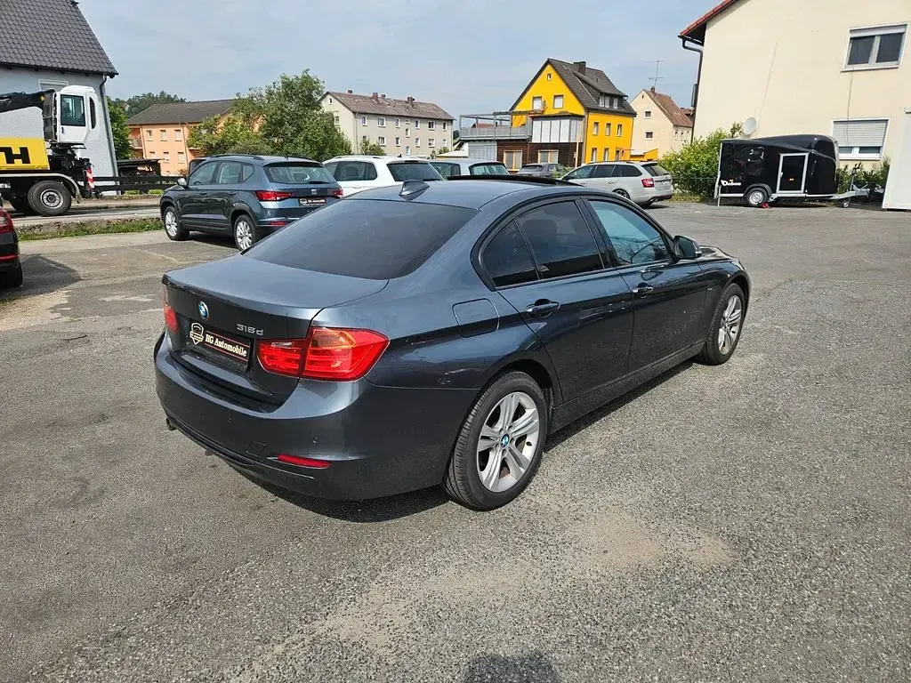 Gebraucht BMW 318 Sport Line 143 PS (105 kW) 2012 Grau Limousine