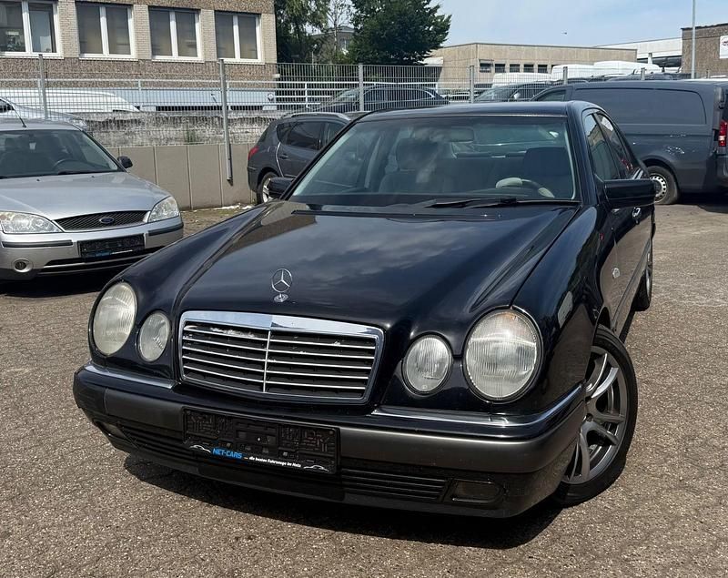Blau Gebraucht 1998 Mercedes E240 Elegance Limousine | 1.850 € (Fairer Preis) - Bild 1/3