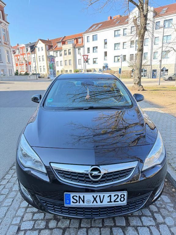 Gebraucht Opel Astra 116 PS (85 kW) 2011 Schwarz Kleinwagen