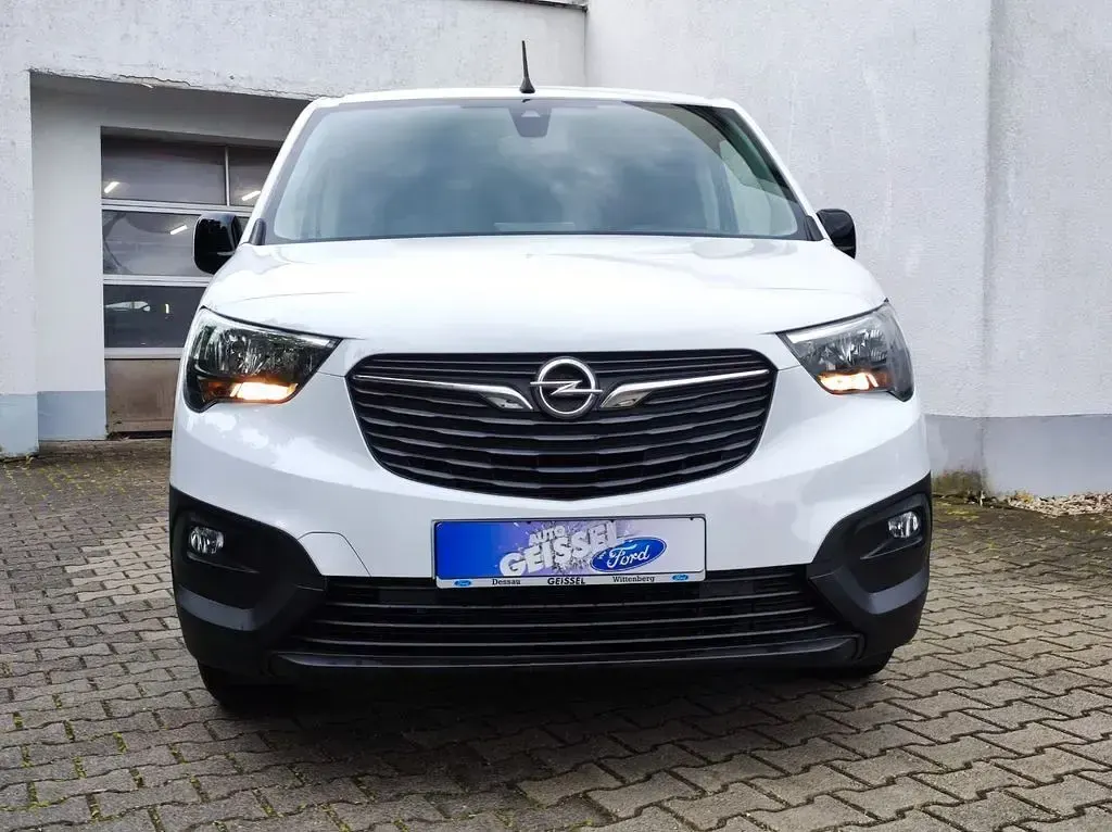 Używany Opel Combo 102 KM (75 kW) 2024 Biały Minivan