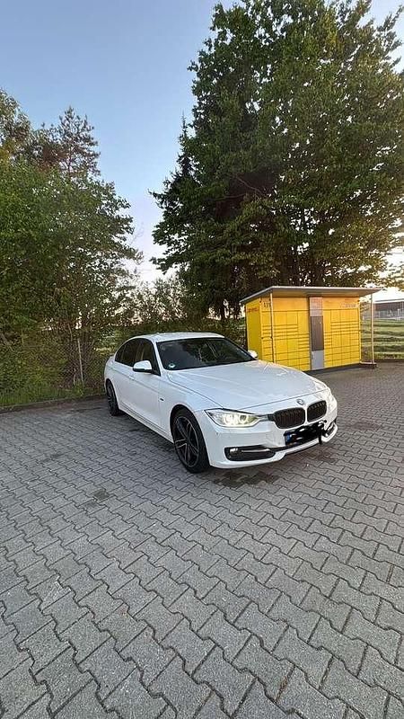 Weiß Gebraucht 2013 BMW 320 Sport Line Limousine | 11.000 € (Guter Preis) - Bild 1/4