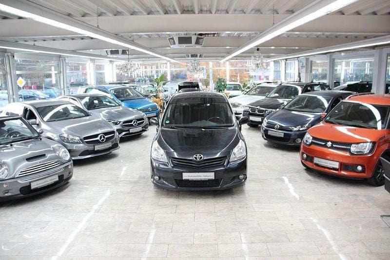 Schwarz Gebraucht 2010 Toyota Verso Life Van / Kleinbus | 3.990 € (Guter Preis) - Bild 1/4