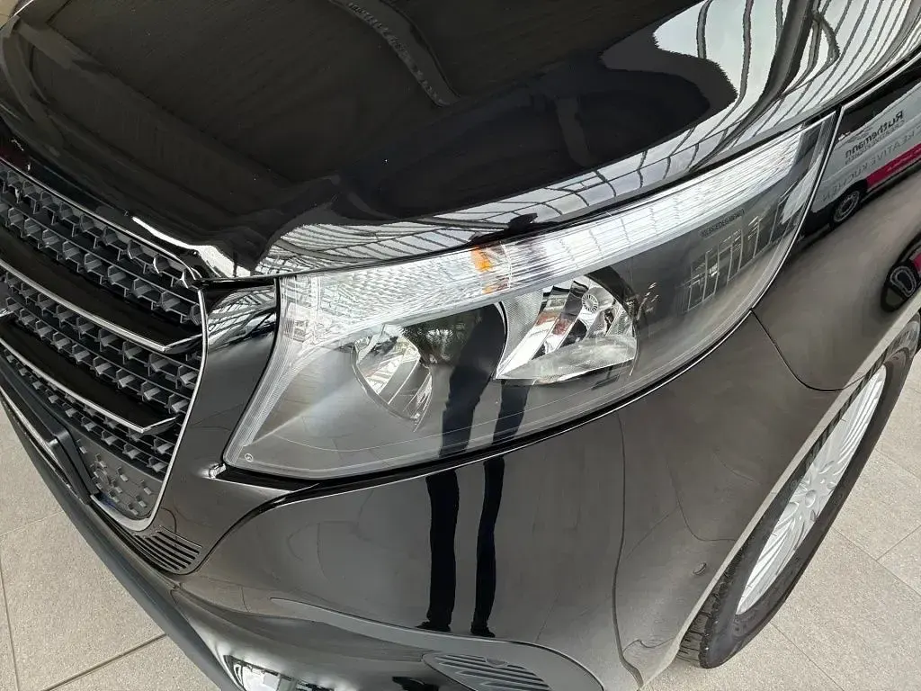 Gebraucht Mercedes V220 163 PS (119 kW) 2025 Obsidianschwarz metallic Van / Kleinbus