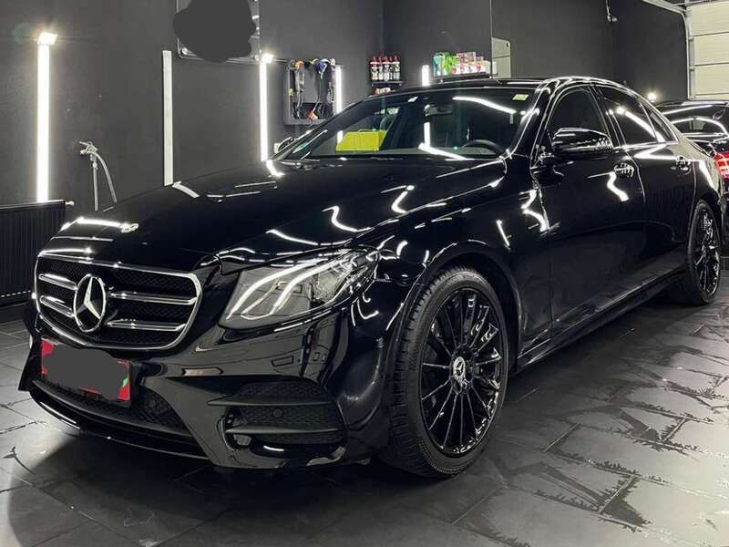 Schwarz Gebraucht 2018 Mercedes E220 AMG line Limousine | 31.500 € (Teuer) - Bild 1/4