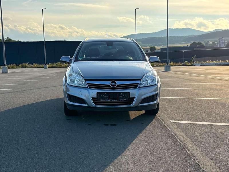 Gebraucht Opel Astra Edition 116 PS (85 kW) 2009 Silber Kombi