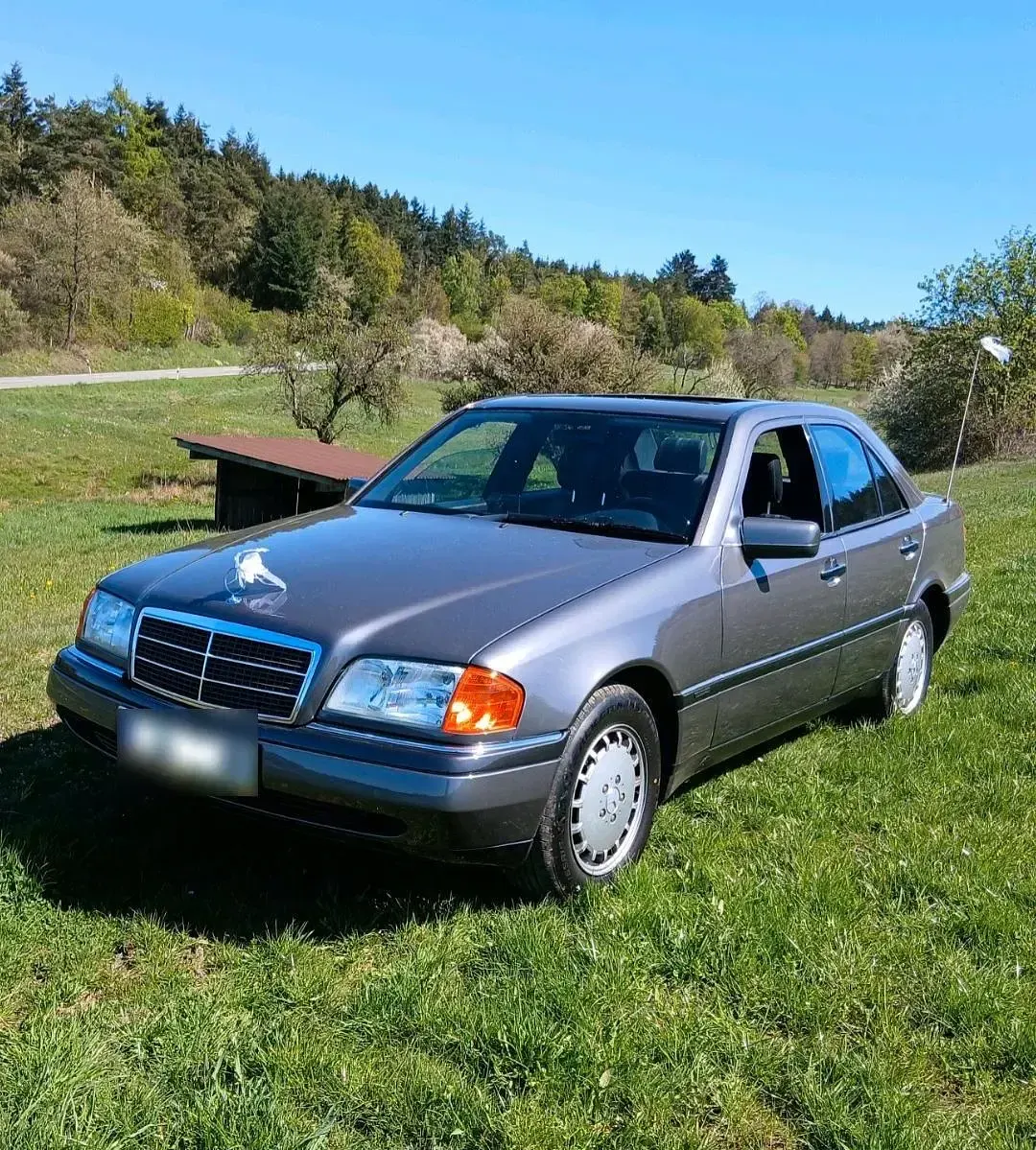 Gebraucht Mercedes C180 122 PS (89 kW) 1995 Grau Limousine